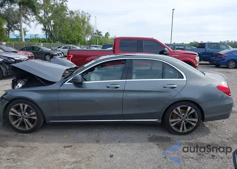 2018 Mercedes-Benz C 300 z USA, uszkodzony, nr VIN 55SWF4JB6JU251784